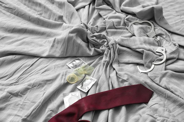 Mužská Kravata Kondomy Želízky Posteli Romantickém Rande — Stock fotografie