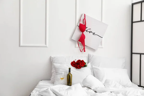 Fles Wijn Met Glas Rozenbloemen Vrouwelijke Beha Slaapkamer Romantische Date — Stockfoto