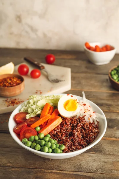 Gezonde Quinoa Kom Met Houten Tafel — Stockfoto