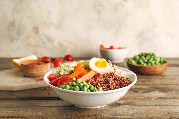 Gezonde Quinoa Kom Met Houten Tafel — Stockfoto