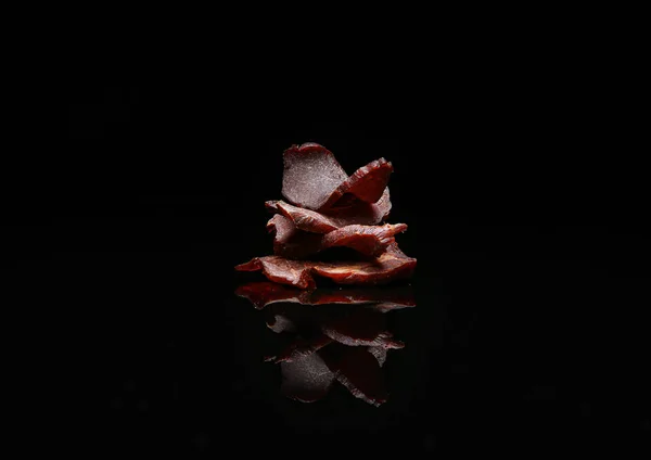 Picante Carne Seca Sobre Fondo Oscuro — Foto de Stock