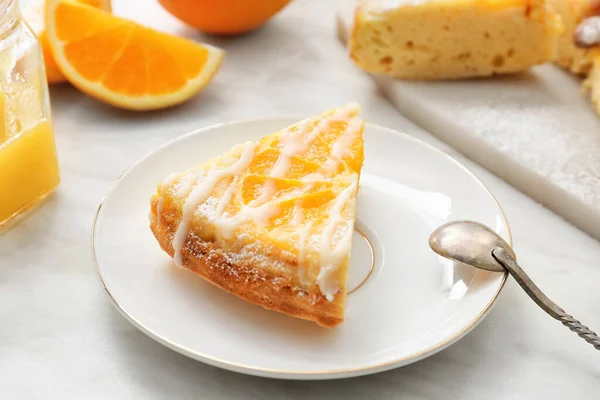 Bord Met Plak Smakelijke Citruscake Met Sinaasappels Tafel — Stockfoto