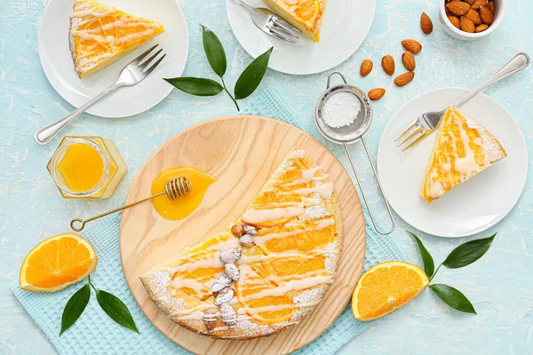 Lekkere Citruscake Met Sinaasappels Kleur Achtergrond — Stockfoto