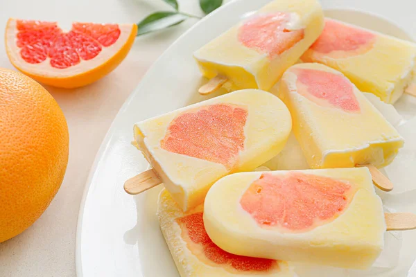 Plate Tasty Grapefruit Ice Cream Table — 스톡 사진