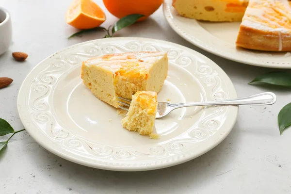 Bord Met Plak Smakelijke Citruscake Met Sinaasappels Tafel — Stockfoto