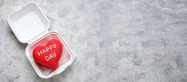 Grunge arka planında lezzetli bento keki ve metin için yeri olan plastik kutu