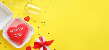 Lezzetli bento keki ve Sevgililer Günü hediyesi sarı arka planda mesaj için yer var.