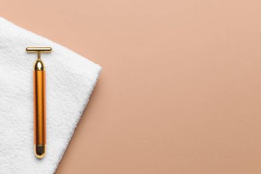 Renkli havlusu olan yüz masajı silindiri