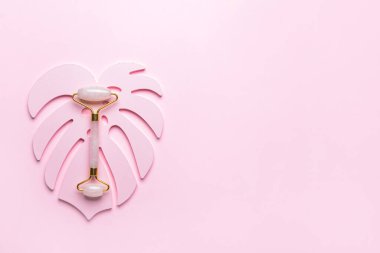 Renk arkaplanında yüz masajı silindiri