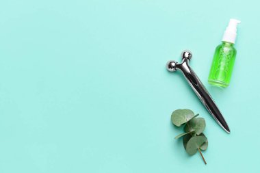 Renk arka planında gerekli yağı olan yüz masajı silindiri