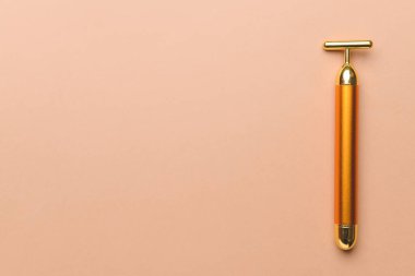 Renk arkaplanında yüz masajı silindiri