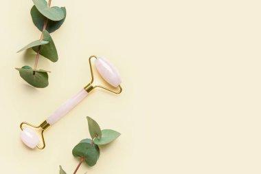 Işık arkaplanda yüz masajı silindiri