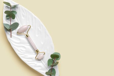 Işık arkaplanda yüz masajı silindiri