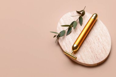 Renk arkaplanında yüz masajı silindiri