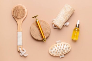 Renkli banyo malzemeleriyle yüz masajı silindiri