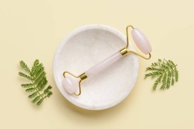 Işık arkaplanda yüz masajı silindiri