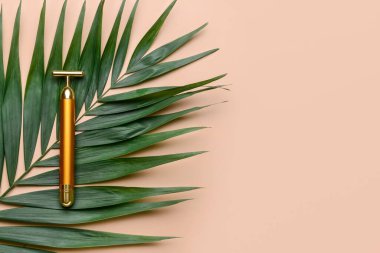 Renkli tropikal yapraklı yüz masajı silindiri