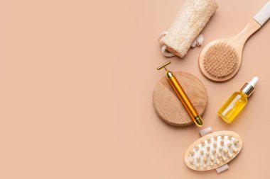 Renkli banyo malzemeleriyle yüz masajı silindiri