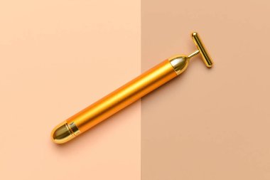 Renk arkaplanında yüz masajı silindiri