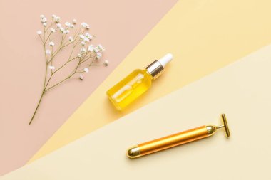 Renk arka planında gerekli yağı olan yüz masajı silindiri