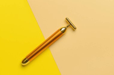 Renk arkaplanında yüz masajı silindiri