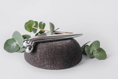 Işık arkaplanda yüz masajı silindiri