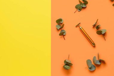 Renk arkaplanında yüz masajı silindiri