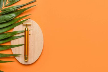 Renk arkaplanında yüz masajı silindiri