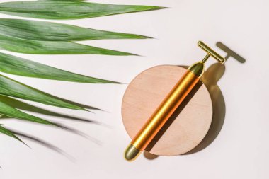 Işık arkaplanda yüz masajı silindiri