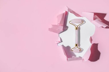 Yırtık kağıt çarşaflı yüz masajı silindiri, üst görünüm