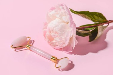 Renkli şakayık çiçekli yüz masajı silindiri