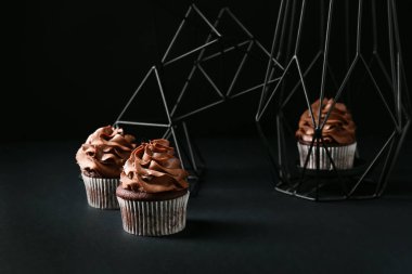 Siyah arka planda lezzetli çikolatalı kekler