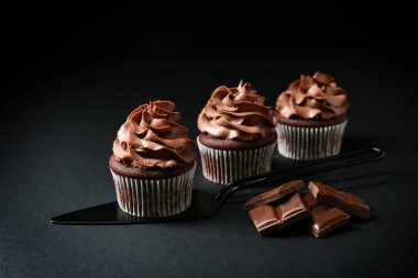 Siyah arka planda lezzetli çikolatalı kekler