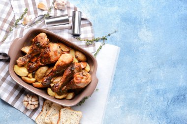 Lezzetli pişmiş tavuk budu ve patates renginde fırın yemeği.