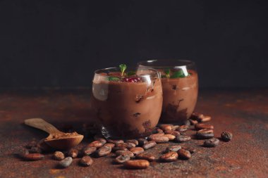 Masada bir bardak tatlı kakao tatlısı