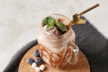 Masada bir kavanoz tatlı kakao içeceği