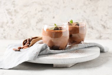 Arkaplanda bir bardak tatlı kakao tatlısı olan bir pano.