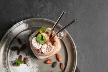 Mason kavanozu koyu arkaplanda tatlı kakao içeceği.