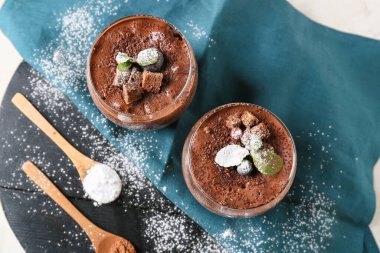 Masada bir bardak tatlı kakao tatlısı