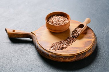 Koyu arkaplanda çiğ keten tohumları