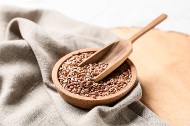 Tabak ve kepçeyle masada keten tohumu