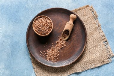 Renk arkaplanındaki ham keten tohumları