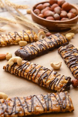 Parşömen üzerinde çikolatalı çikolata.