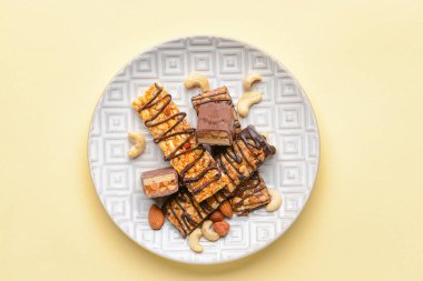 Açık arkaplanlı lezzetli çikolatalı çikolata tabağı.