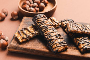 Renkli arkaplanda lezzetli çikolata çubukları olan tahta