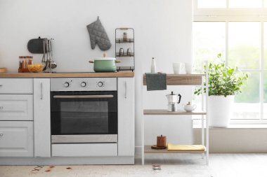 Raflı hafif mutfağın içi.