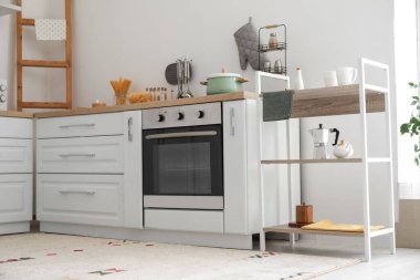 Raflı hafif mutfağın içi.