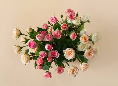 Bej arkaplanda bir buket güzel gül