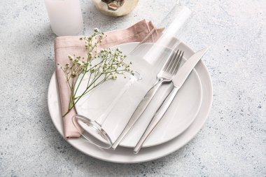 Düğün için güzel bir masa. Arka planda çigila çiçekleri var.