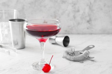 Hafif arka planda bir bardak Manhattan kokteyli.